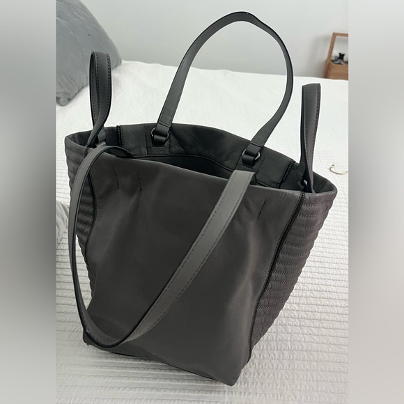 Gorgeous Botkier tote / shoulder bag. EUC!!! Medium/large size. Quality leather. - Picture 4 of 10